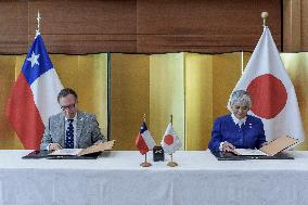 Embassy of Japan in Chile delivers donation for
project in educa